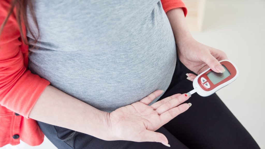 pregnant woman checking blood sugar
