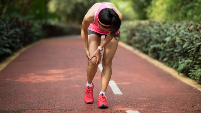 woman with knee pain while running