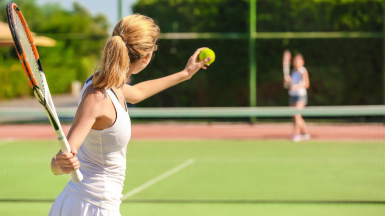 woman playing tennis