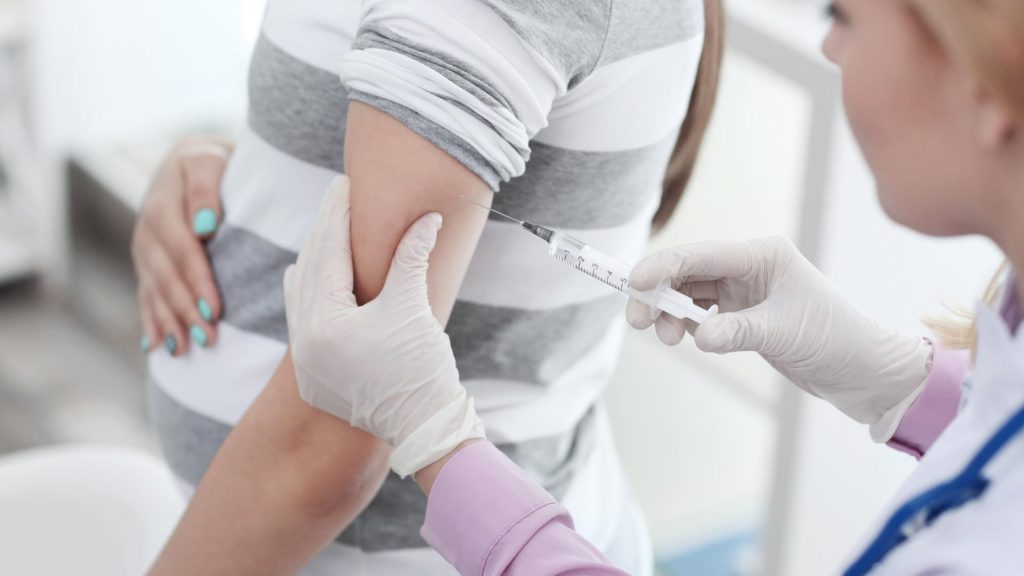 pregnant woman receiving flu shot